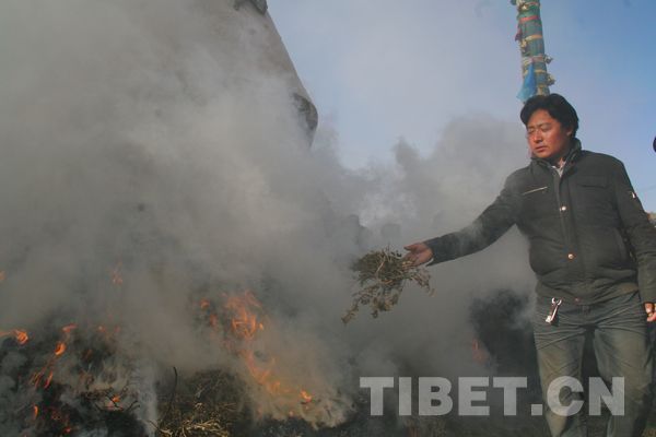 煨桑是“天降节”最重要的祈福活动之一