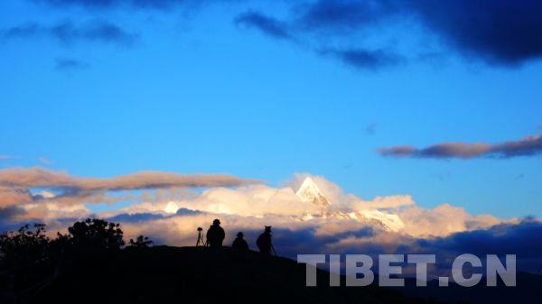 10月28日傍晚，夕阳下的南迦巴瓦峰吸引了执着的摄影爱好者