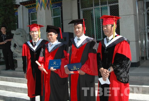 西藏藏医学院与北京中医药大学联合培养首届藏医博士生和硕士生毕业