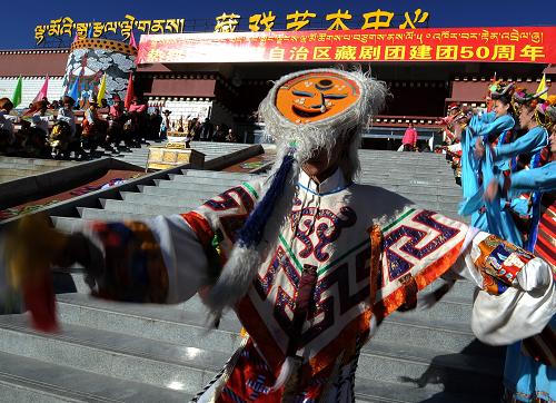 12月28日，演员们在庆祝活动上表演藏戏