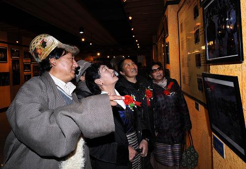 12月28日，藏戏老艺术家在观看剧团成立50周年回顾展