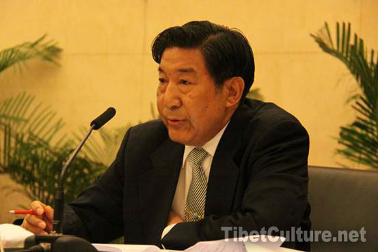 中国藏学研究中心总干事拉巴平措主持开幕式