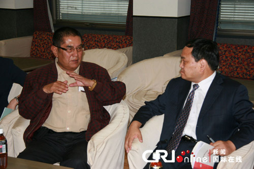 活佛真贡穷仓?洛桑强巴（左）与团长喜饶尼玛（右）