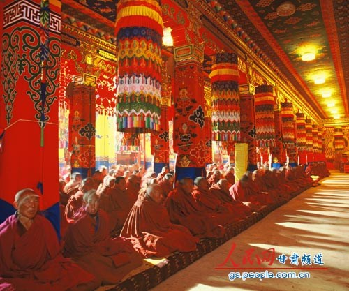 甘肃拉卜楞寺近千名僧侣诵经为舟曲祈福