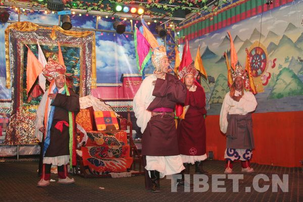 格萨尔说唱艺人在现场表演