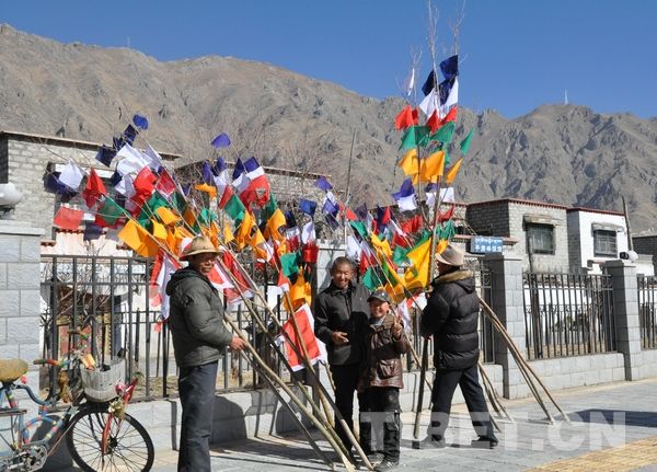 堆龙德庆县一处藏式小区外“经幡树”售卖点