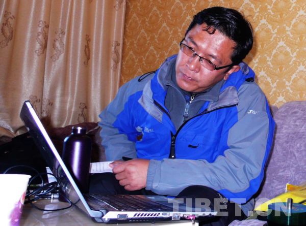 2011年藏晚总导演贡布正在查看筹备情况