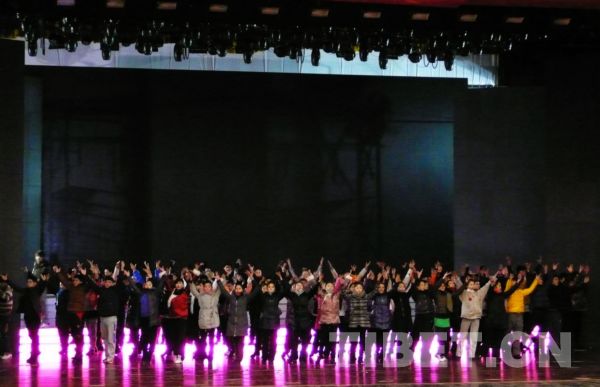 初步统计本届藏晚将有1500多名演职人员，这是2月13日部分演员搬进剧院后首次走台