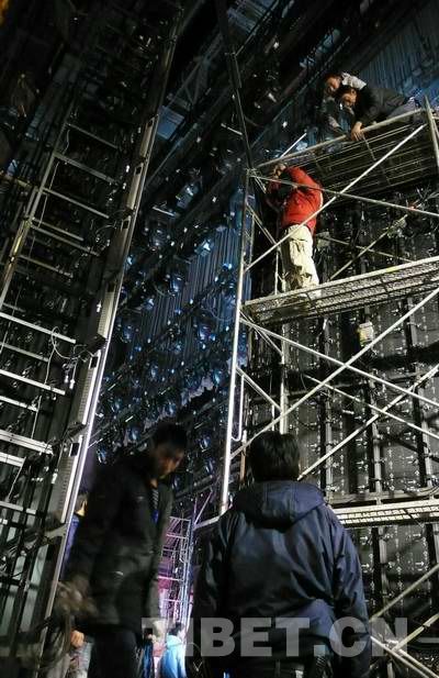 工作人员正在为2011年藏晚搭建舞台设备