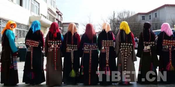 班戈谐情排练瞬间，一位姑娘调皮回头。