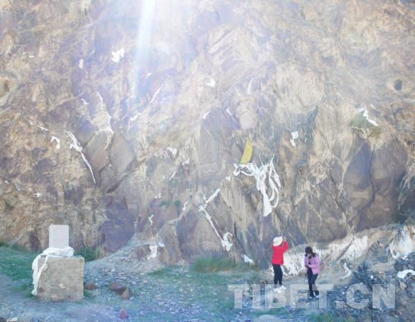 阿里日土岩画群，当地人在此挂满哈达表示敬意
