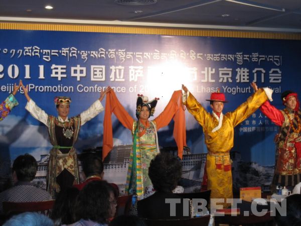 充满浓郁藏族特色的开场歌舞表演