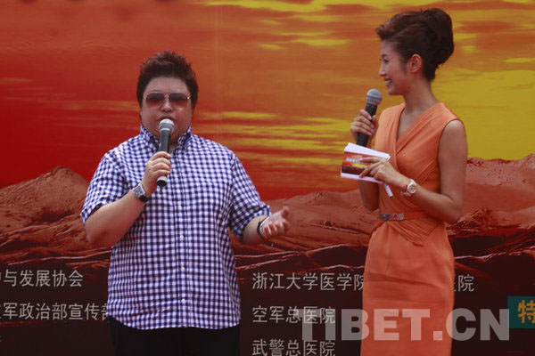 韩红（左）与主持人春妮（右）       摄影：冯登宁
