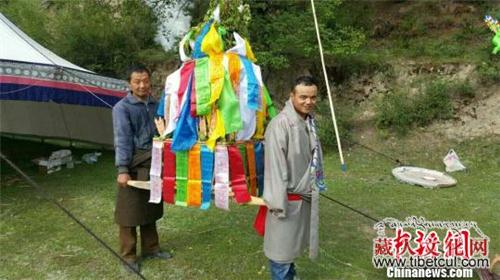 甘肃省迭部县举行插箭节 祈福平安吉祥