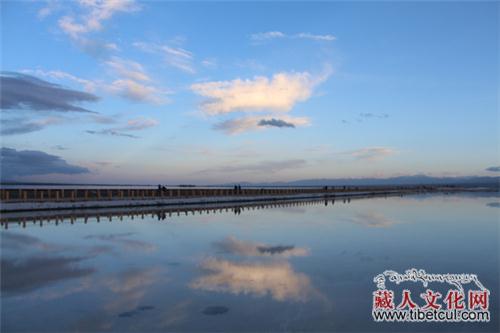 让“天空之镜”更明净 青海茶卡盐湖环保提档升级