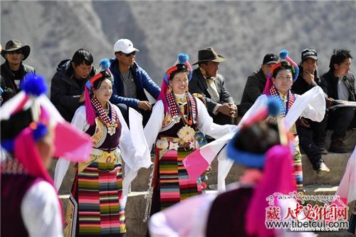 云南迪庆藏族自治州德钦县民众庆祝“舒古尼苏”节
