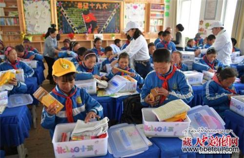 青海藏区学校：昔日书声在马背 今朝歌声在校园