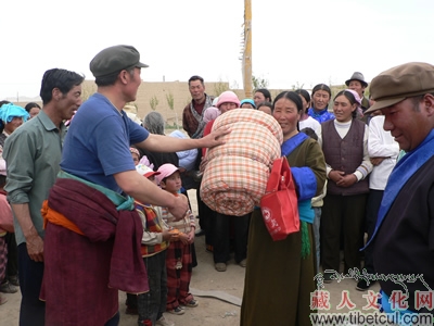 藏人文化发展促进会青海海南州多地献爱心