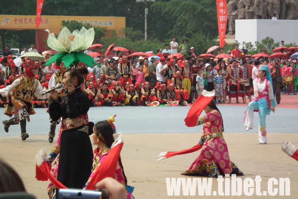 2010年6月16日，央金兰泽在首届农民艺术节开幕式上献歌