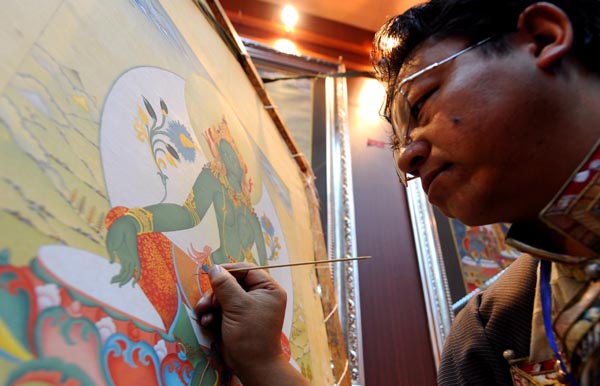 8月6日，西藏拉姆拉绰艺苑画师丁嘎在西藏博物馆认真绘画。