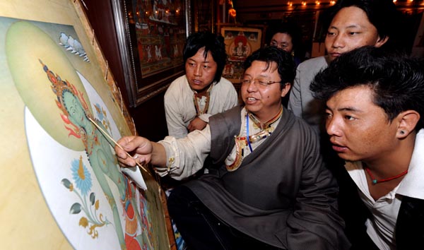 8月6日，西藏拉姆拉绰艺苑画师丁嘎在西藏博物馆为前来学习的徒弟讲授唐卡绘画的技巧。