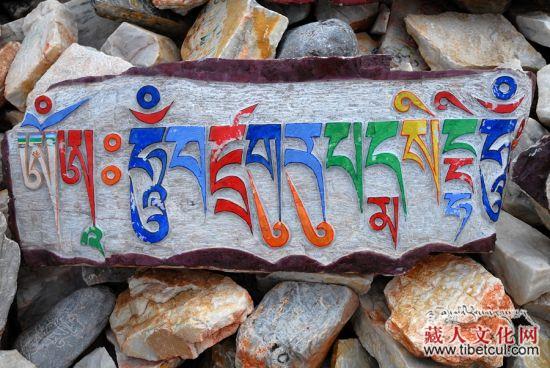 藏族民间石刻文化：刻在玛尼石上的信仰