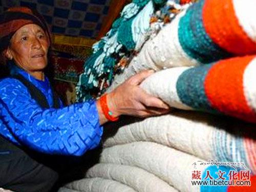 请介绍下藏族人民生产的藏被和地毯吧