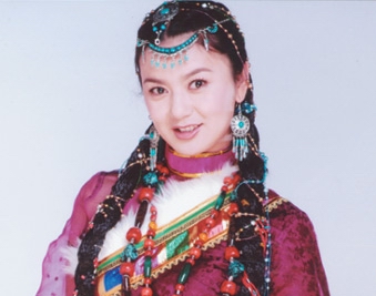 走出香格里拉央金拉姆出生在迪庆澜沧江边的一个小村子,1995年,她随