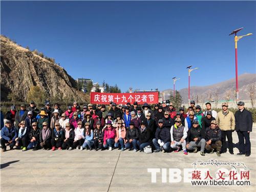 西藏记协举行登山比赛 庆祝第19个记者节