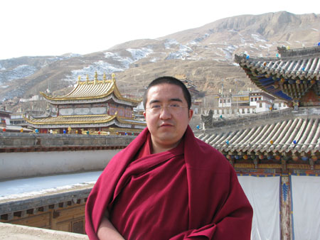 黄南州僧侣为地震灾区捐款祈福