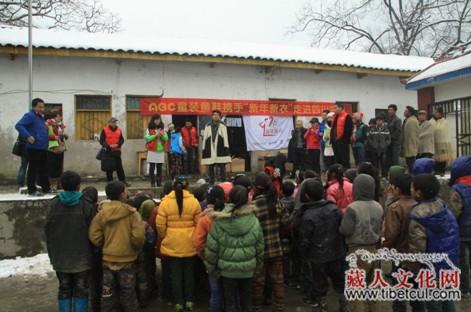 藏族歌手容中尔甲为四川凉山孩子献爱心送新年新衣