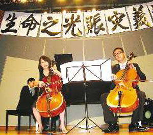 纽约中国留学生举行“点亮生命之光”赈灾义演