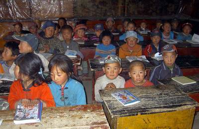 东方青年志愿者慰问藏区希望小学和困难家庭