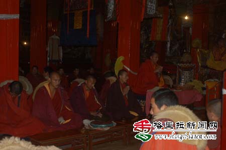 迪庆各寺院纷纷为地震灾区捐款祈福