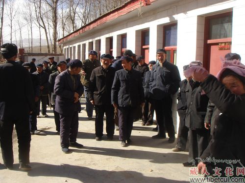 藏人文化发展促进会献爱心  真情温暖五保老人心