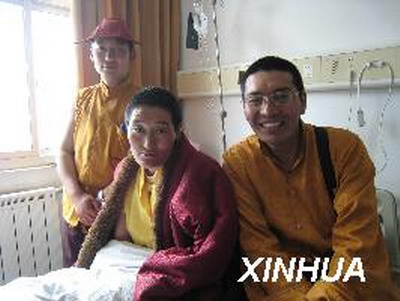 青海湖畔民众救援海心山患病尼姑尕吉