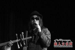周云蓬慈善音乐会成都开唱 西藏盲童现场演唱