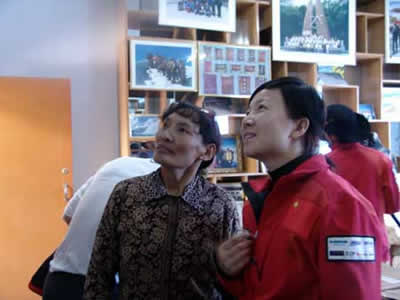 珠峰大行动志愿者参观西藏登山队荣誉室