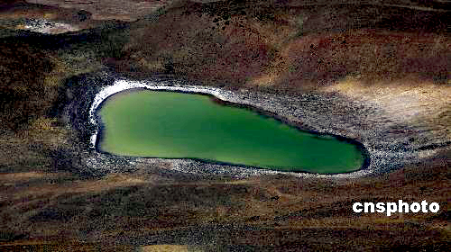西藏阿里“珍珠湖”水位下降严重