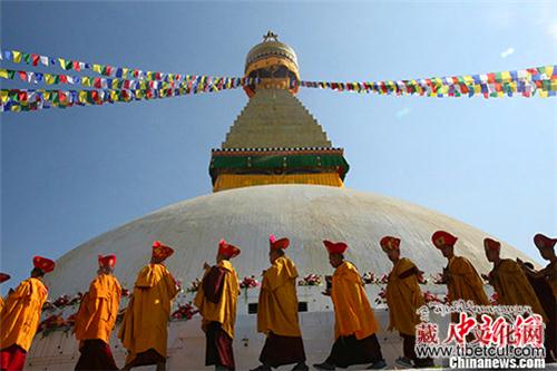 尼泊尔博达哈大佛塔举行藏传佛教传轨开光典礼法会