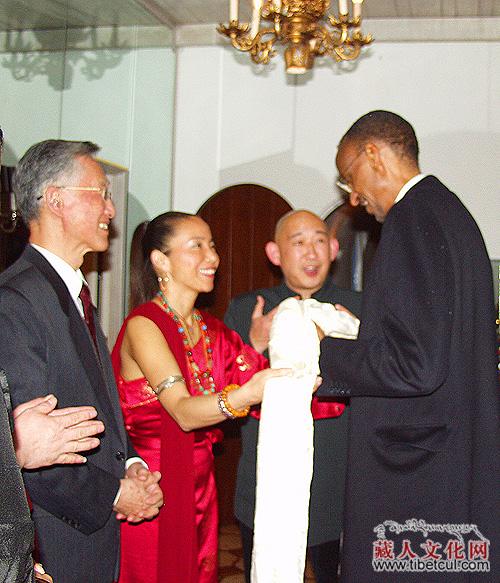 葛莱美奖得主央金拉姆在家接待卢旺达总统卡加梅