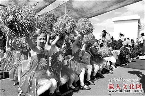 西藏各地中小学及幼儿园举行了“六一”庆祝活动