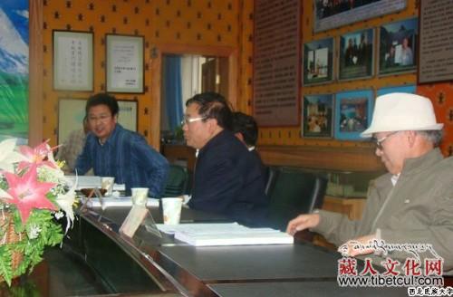 少数民族语言文学专业格萨尔学方向博士学位论文答辩会举行