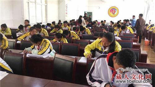 四川巴塘县中学举办首届师生藏文书法大赛