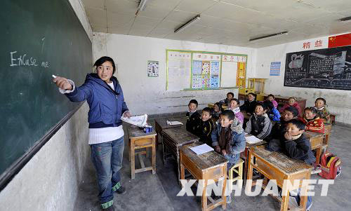 图：藏族大学生利用寒假时间为家乡学子辅导英语
