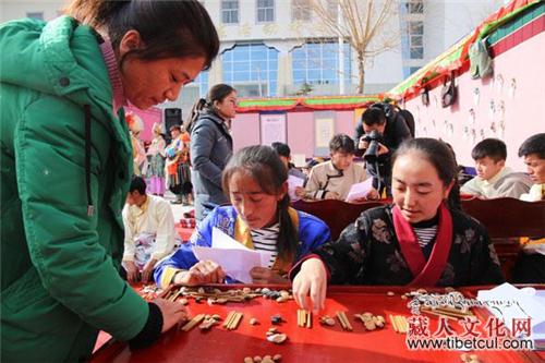西藏拉萨开展非物质文化遗产进校园活动