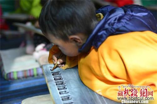 西藏小学生练习藏文书法 正回归传统方式