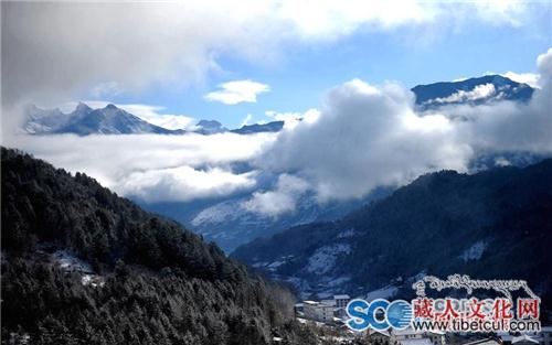 四川硗碛迎来新春第一场雪 游人尽享雪中美景