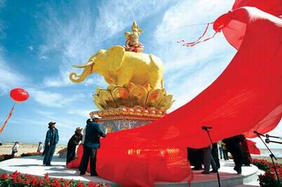 雕塑“吉祥四瑞”亮相青海湖