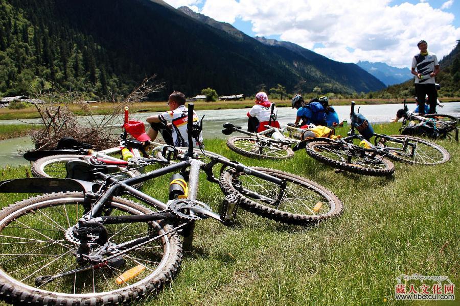 “重返冰川时代”：西藏林芝大巴松措举办山地骑行活动